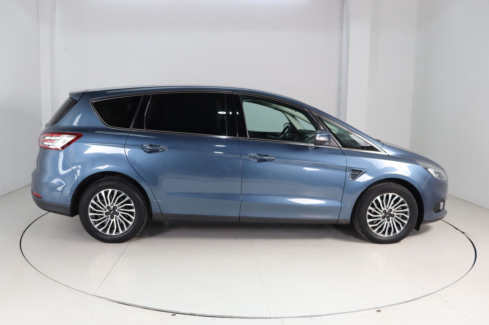 Fahrzeugabbildung Ford S-MAX * Massage * RFK * Pano Titanium