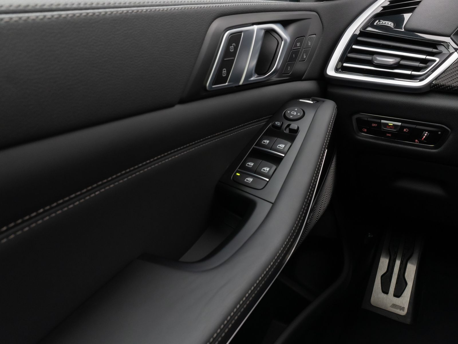 Fahrzeugabbildung BMW X5 M50i Panorama 360°Laser HUD DAB B&W Massage