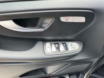 Mercedes V 220 - 9
