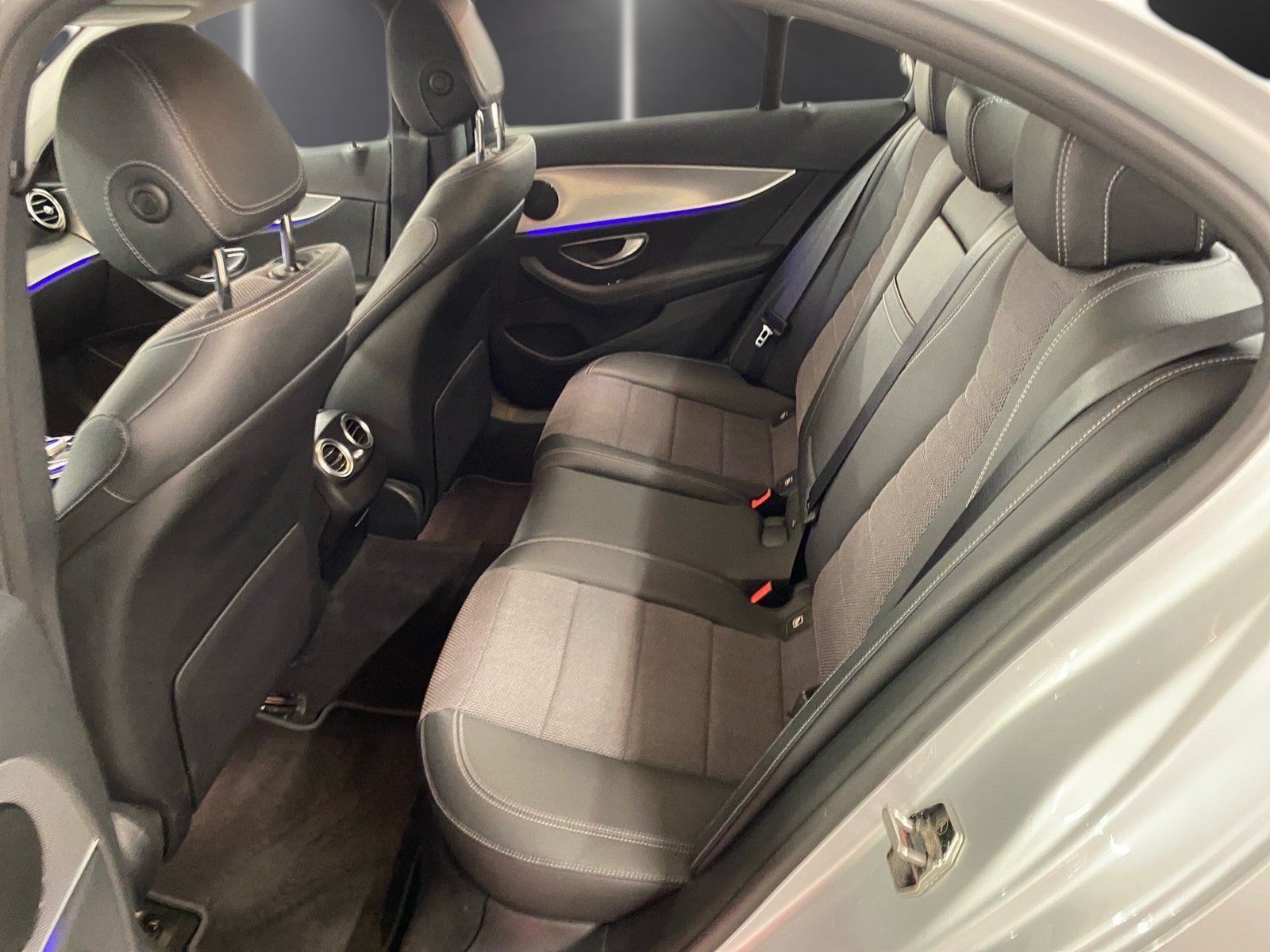 Fahrzeugabbildung Mercedes-Benz E 200 d Avantgarde*AHK*LED*Totwinkel*Navi*Kamera