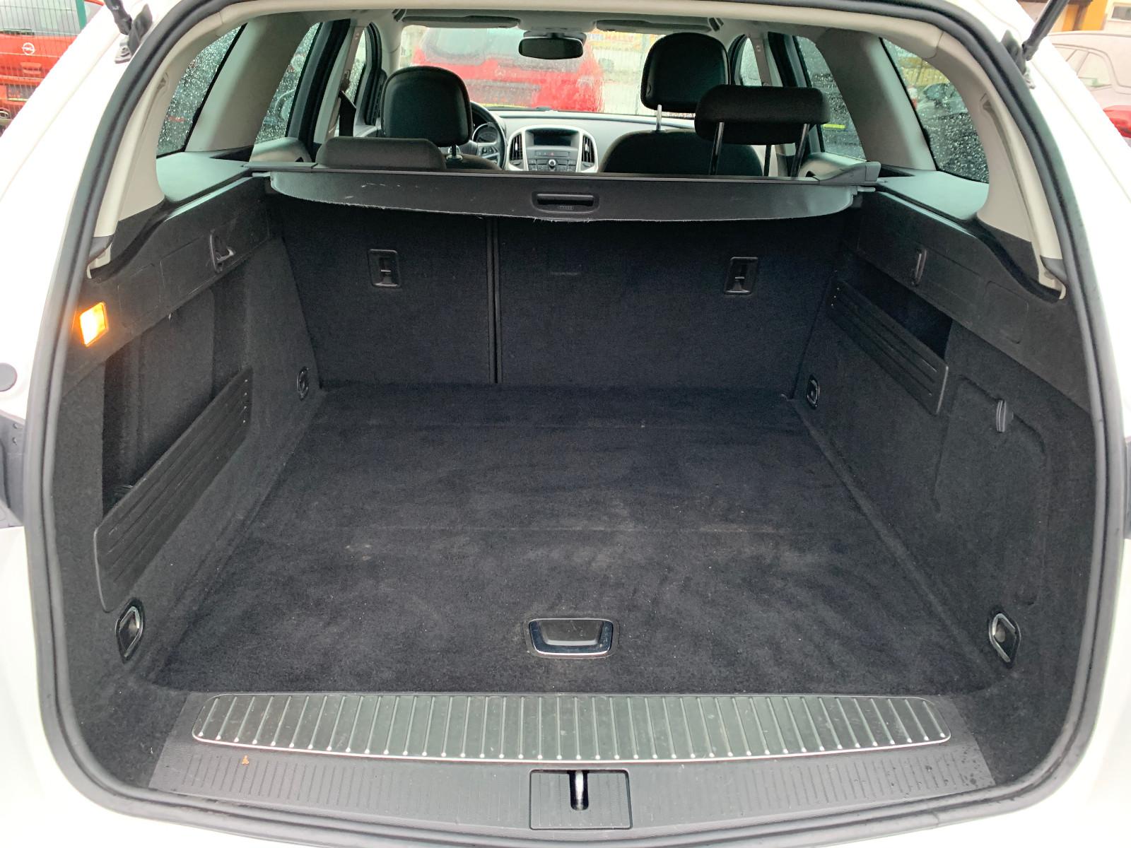 Opel Astra 2011 — photo 15