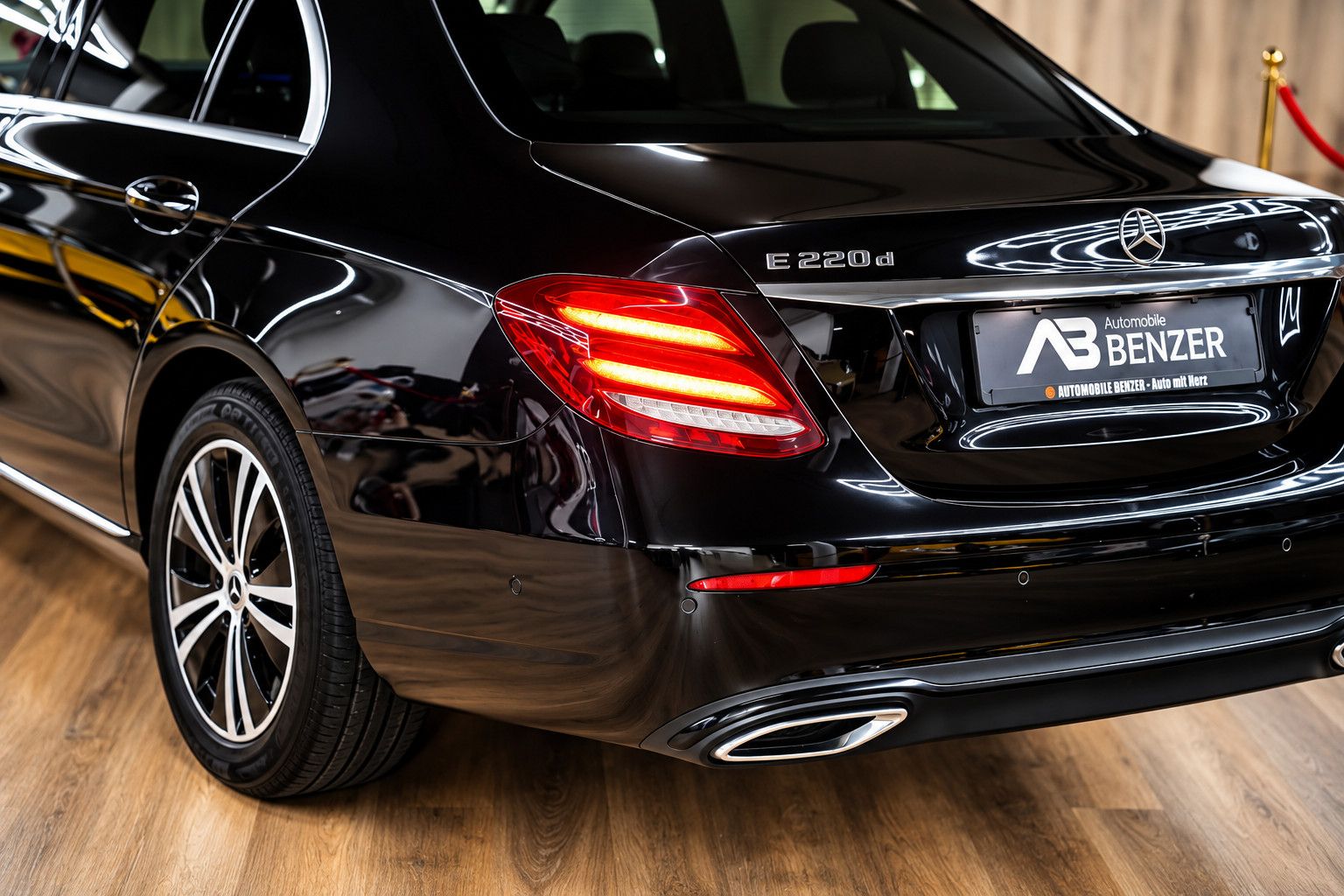 Fahrzeugabbildung Mercedes-Benz E 220 E 220 d Avantgarde *Pano*Ambiente*Widescre