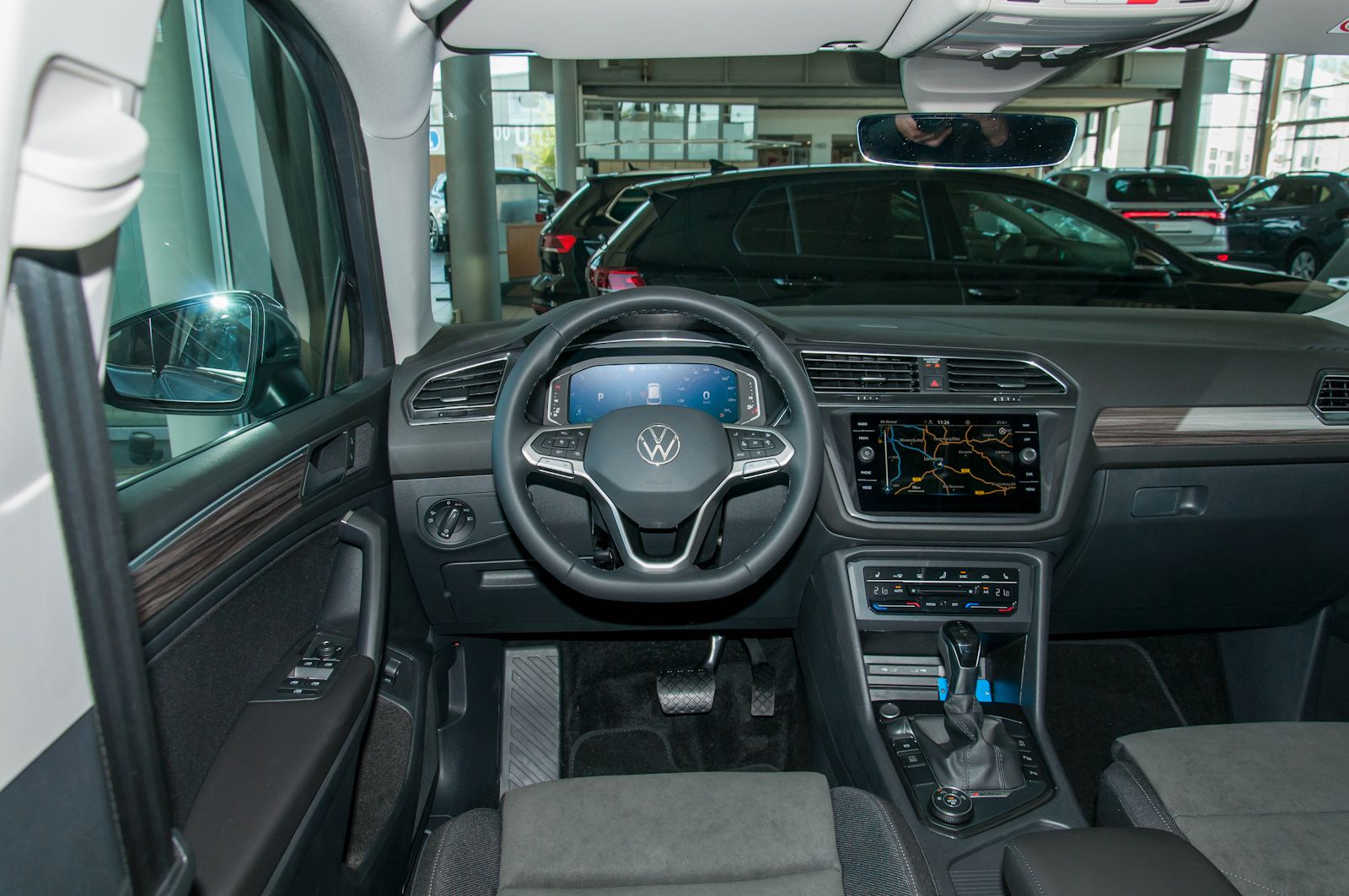 Fahrzeugabbildung Volkswagen Tiguan Allspace Elegance 2.0 l TDI SCR 4MOTION 2