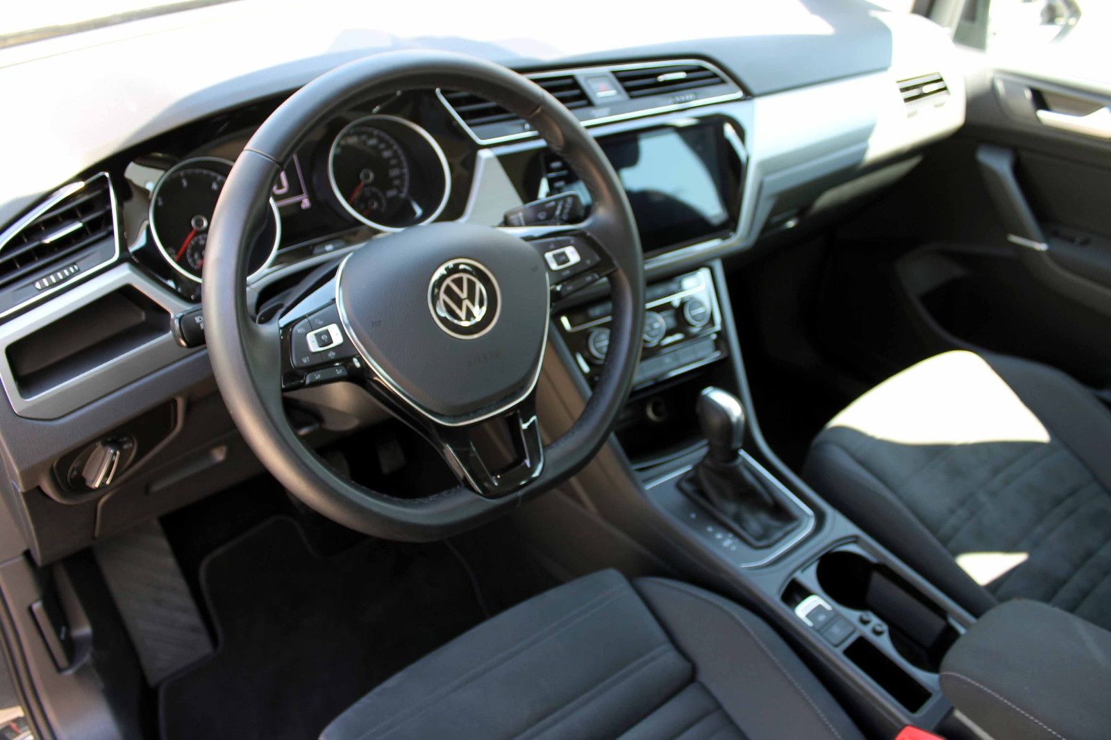 Fahrzeugabbildung Volkswagen Touran Comfortline 2.0 TDI DSG ACC PDC KAM LED