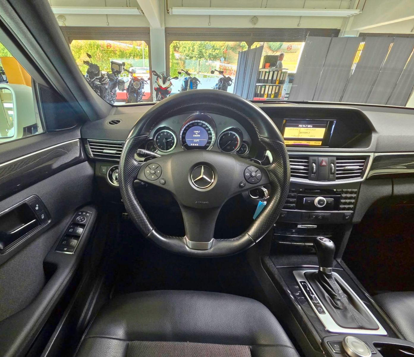 MERCEDES-BENZ E 220 — zdjęcie 14