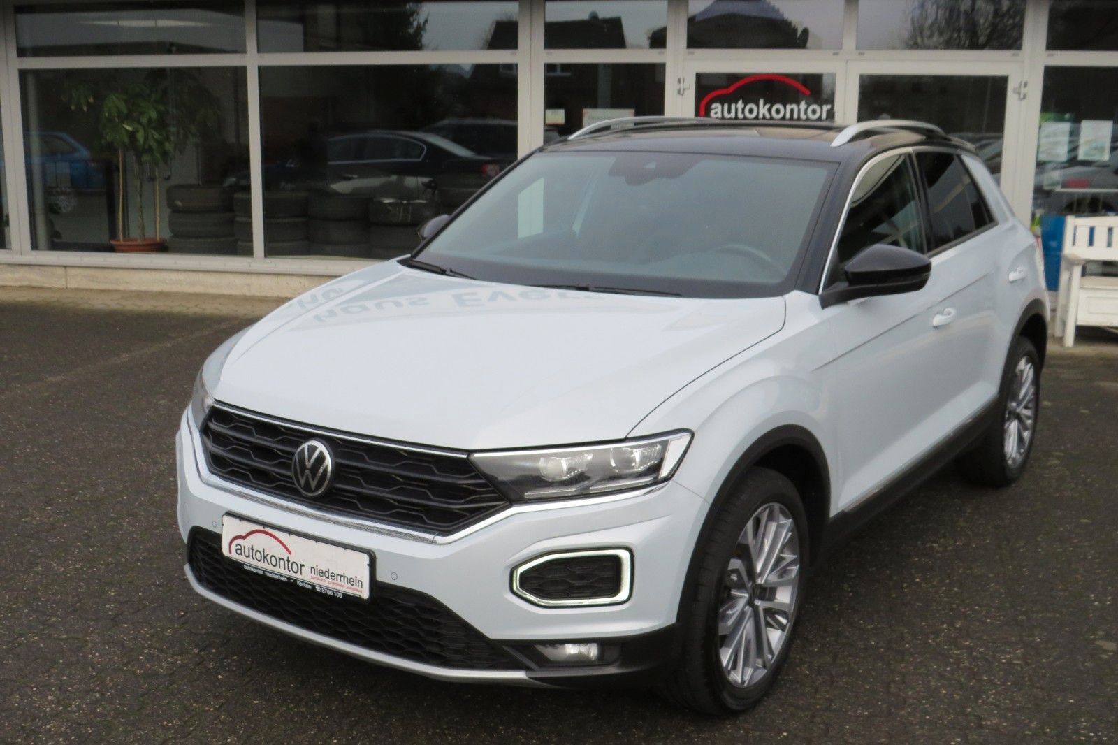 Fahrzeugabbildung Volkswagen T-Roc Sport R-LINE PANO 18`LED NAVI BEATS 1.HD