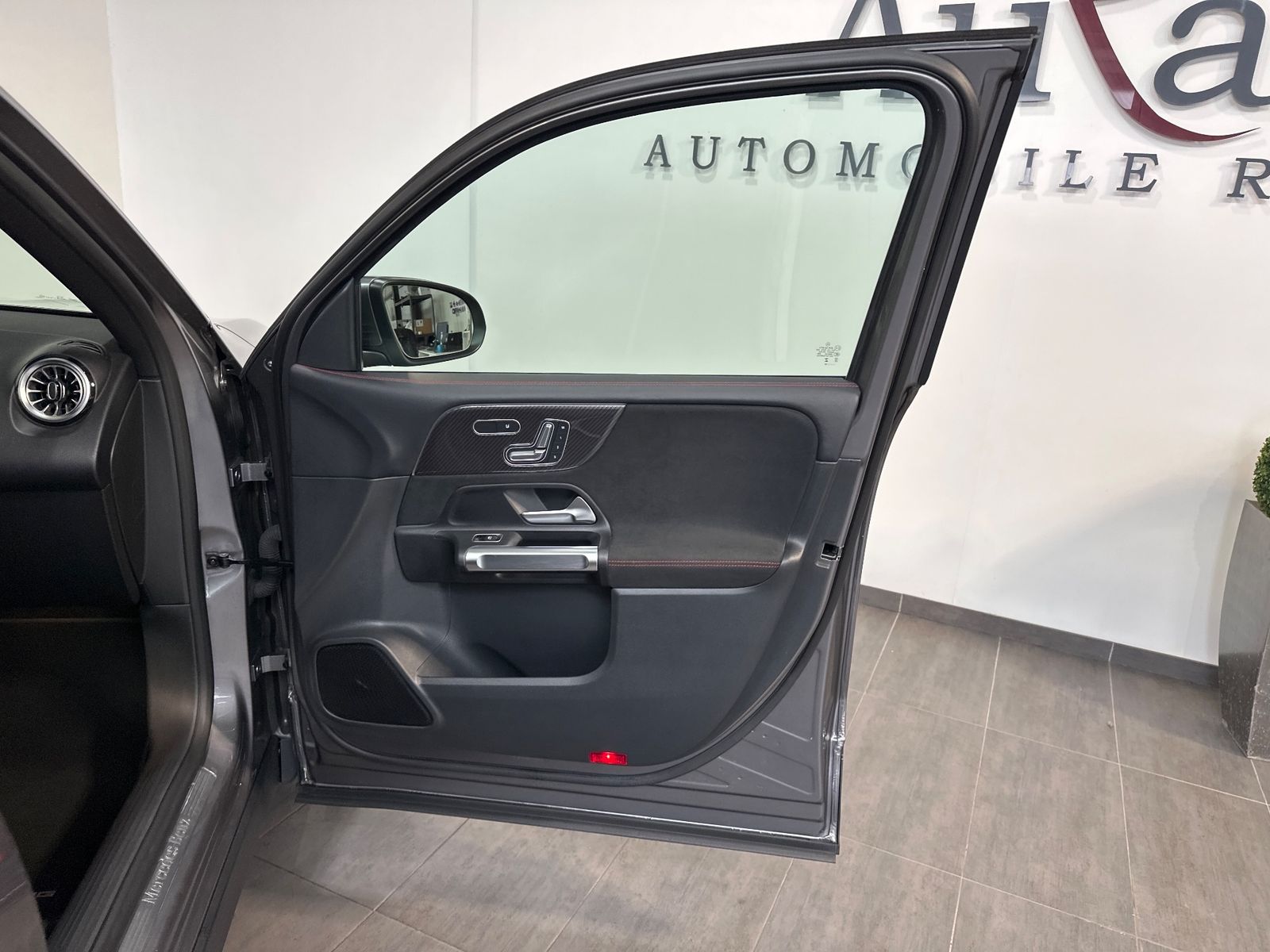Fahrzeugabbildung Mercedes-Benz GLB 220d AMG Line NAV+AHK+360GRAD+SHZ+MEMORY