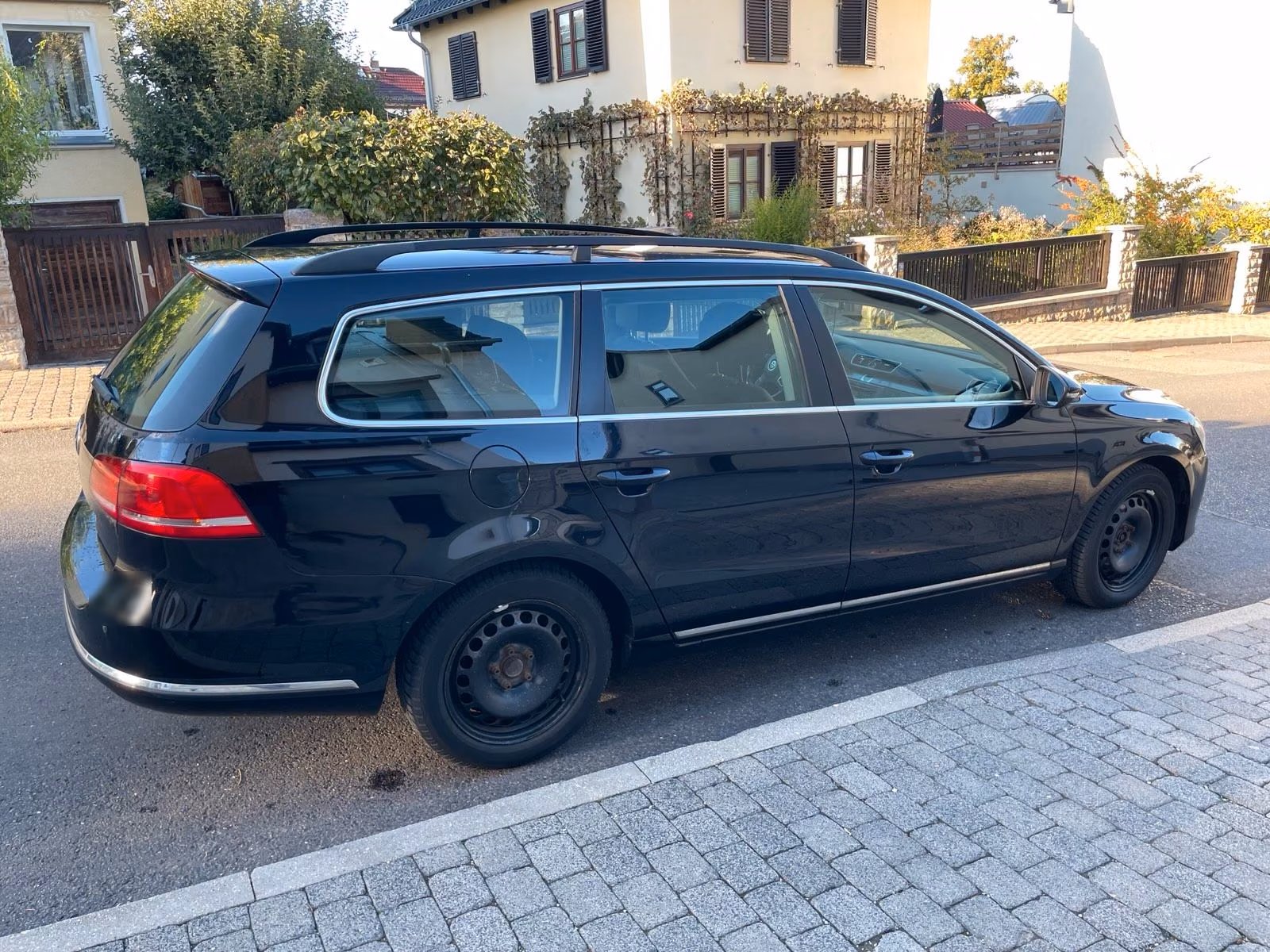 Volkswagen Passat 2011 — rear view