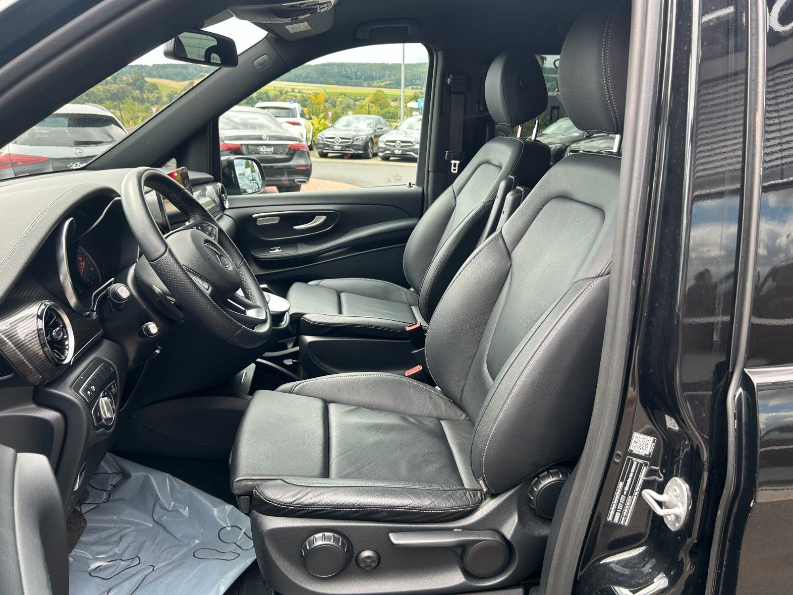 Fahrzeugabbildung Mercedes-Benz EQV 300 AVA PANORAMA LIege-Paket DISTRONIC