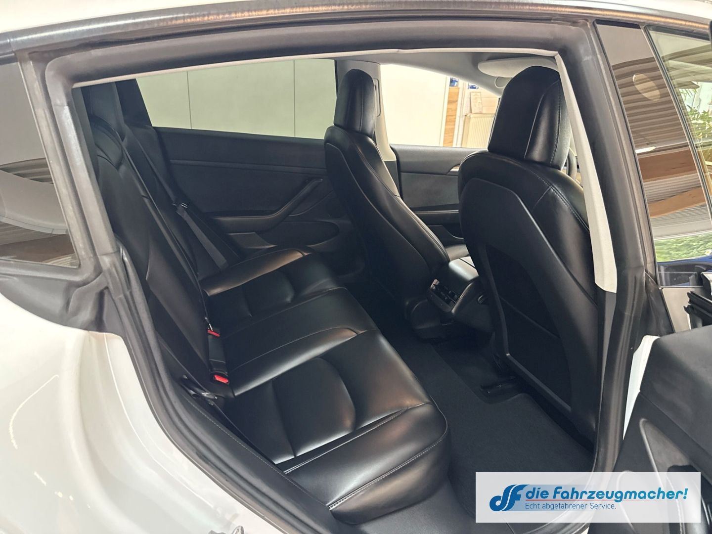 Fahrzeugabbildung Tesla Model 3 Basis RWD Soundsystem ACC El. Heckklappe