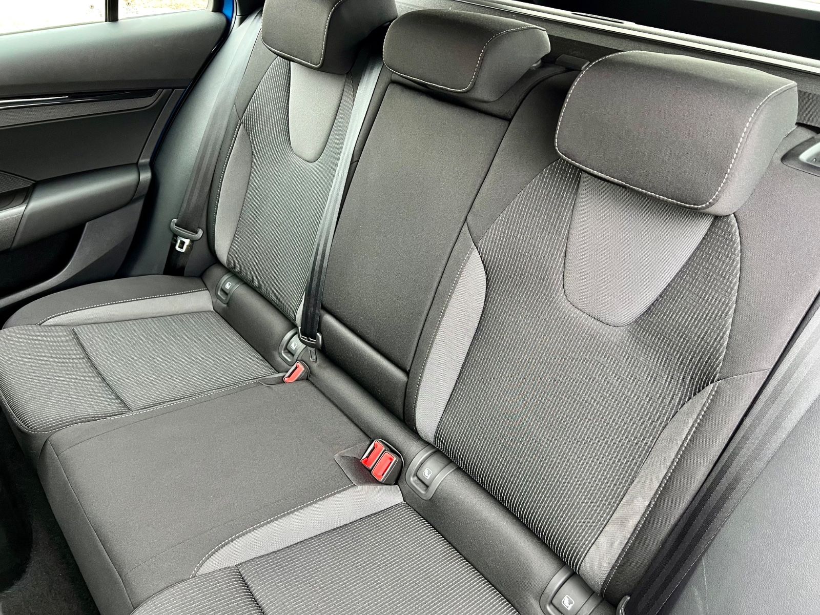 SKODA Octavia Combi 2.0 TDI AAC PDC NAVI AHK LED