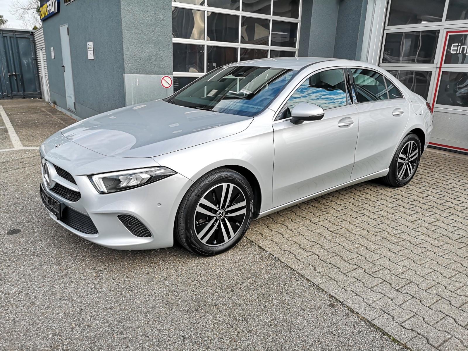 Mercedes-Benz A 180 Lim. Automatik NAVI MBUX R-CAM Teilleder