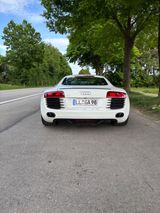 Audi R8 4.2 FSI R tronic quattro 2009 viel erneuert - Audi R8 mit Benzin-Antrieb: Sportwagen, 4.2