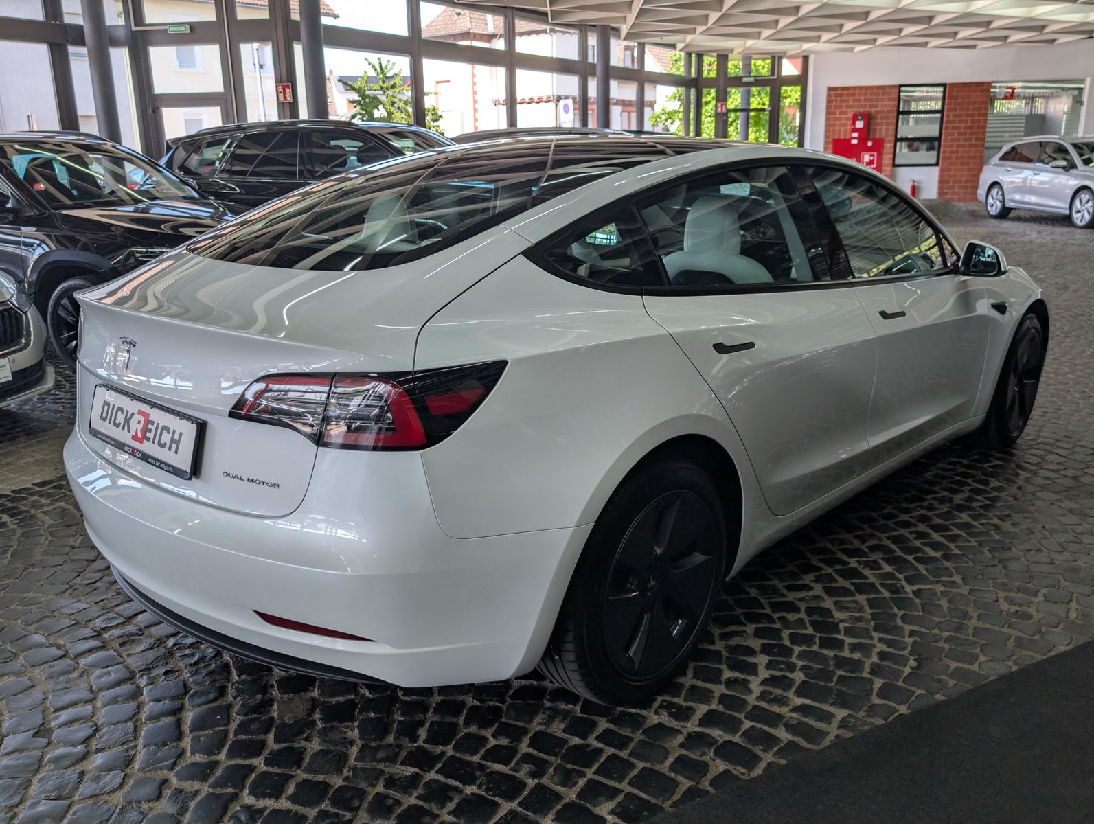 Fahrzeugabbildung Tesla Model 3 Long Range Dual AWD 360° AMD PANO SOH94%