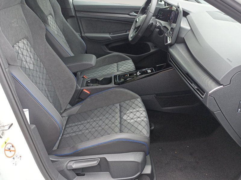 Fahrzeugabbildung Volkswagen Golf Vr. 8 1.5 eTSI R-Line DSG