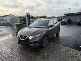 Nissan Qashqai 1.2 DIG-T Visia - Nissan Qashqai mit Benzin-Antrieb: Limousine