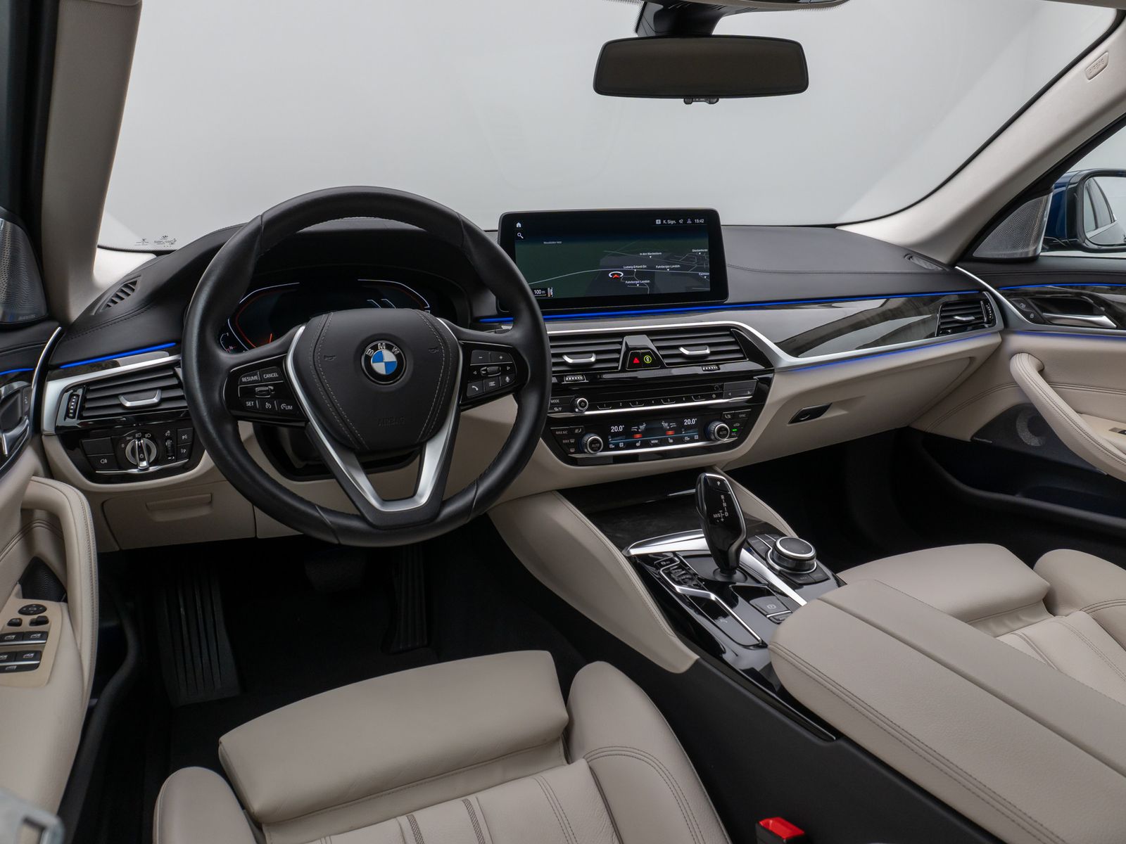 Fahrzeugabbildung BMW 520i Luxury Line Kamera HUD DAB B&W Alarm Sport