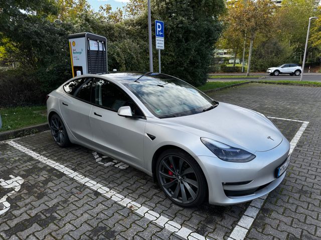 Tesla Model 3 Performance Dualmotor mit Allradantrieb 