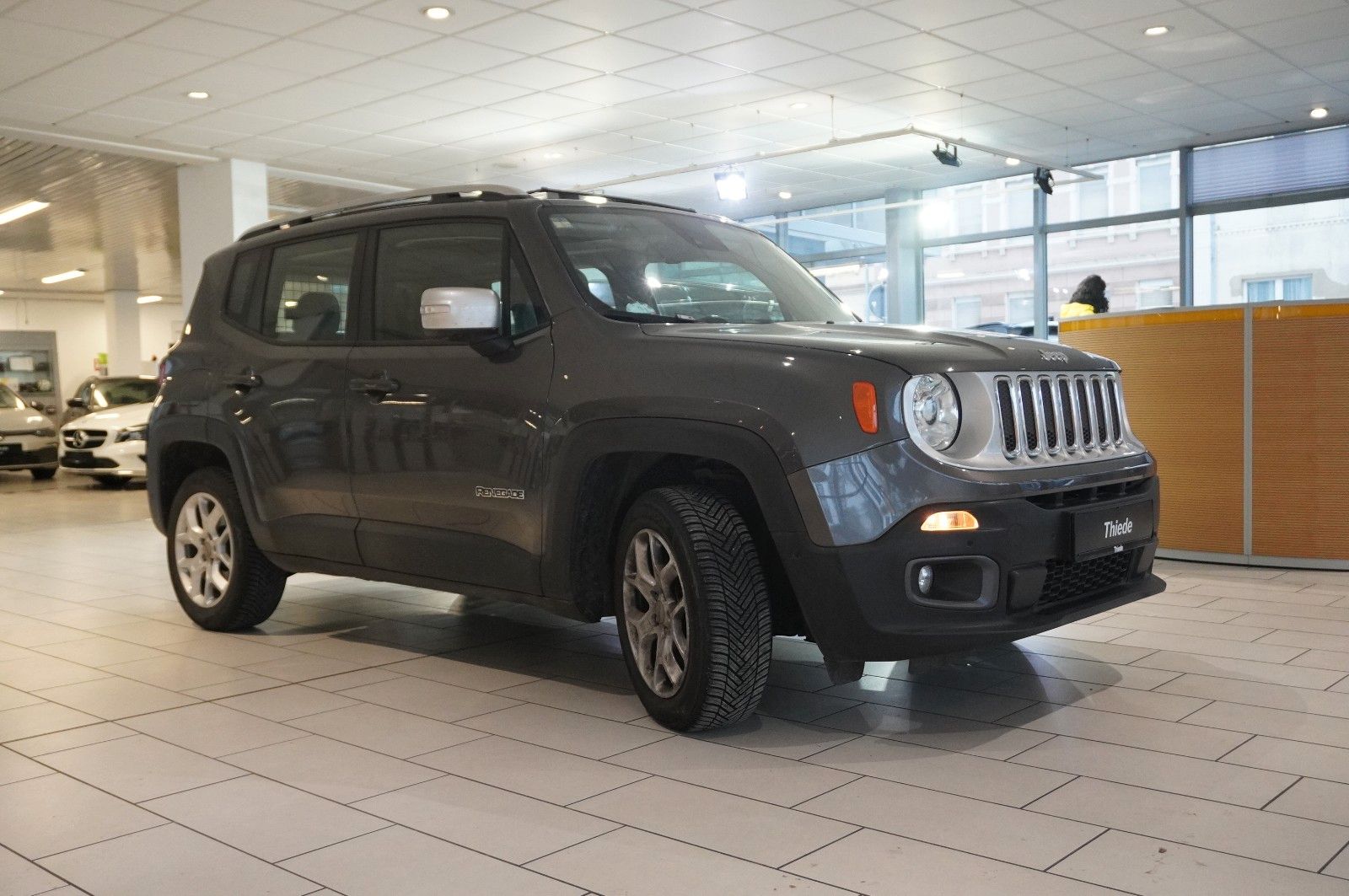 Fahrzeugabbildung Jeep Renegade 1.4 LIMITED 4WD BI-XENON/SHZ/PANO./DAB+