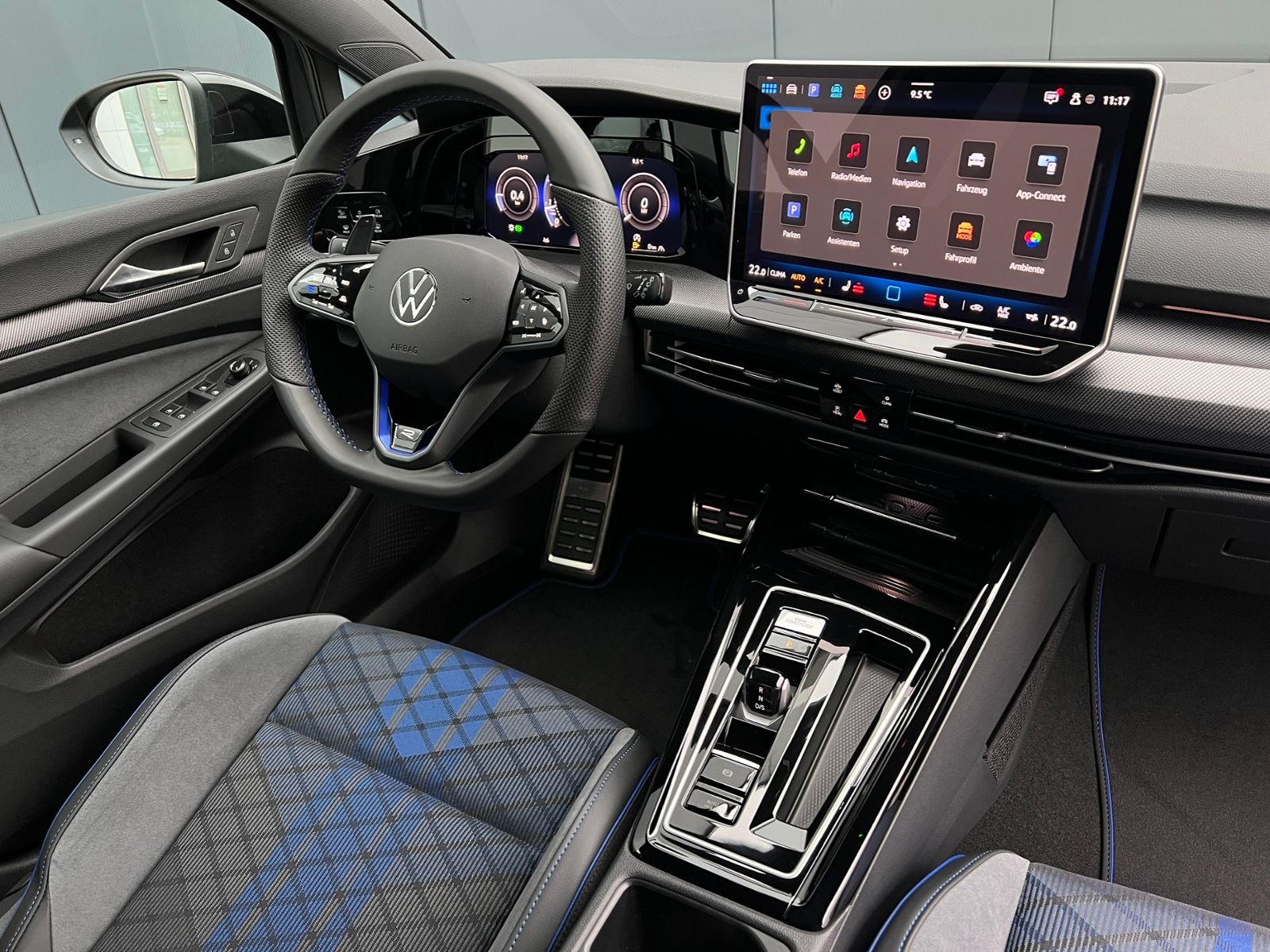 Fahrzeugabbildung Volkswagen Golf VIII R 2.0 TSI DSG 4MOTION *IQ.Light, Black