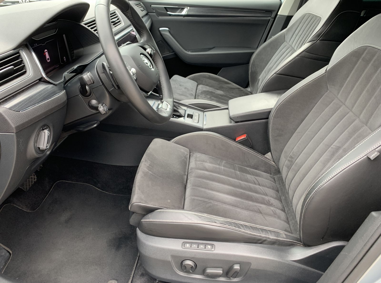 Fahrzeugabbildung SKODA Superb 2.0 TDI*AHK*Alcantara*360°Cam*STHZ*CANTON