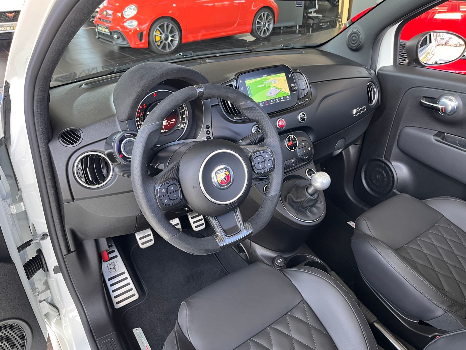 Fahrzeugabbildung Abarth 695C Turismo  LEDER NAV DAB PDC