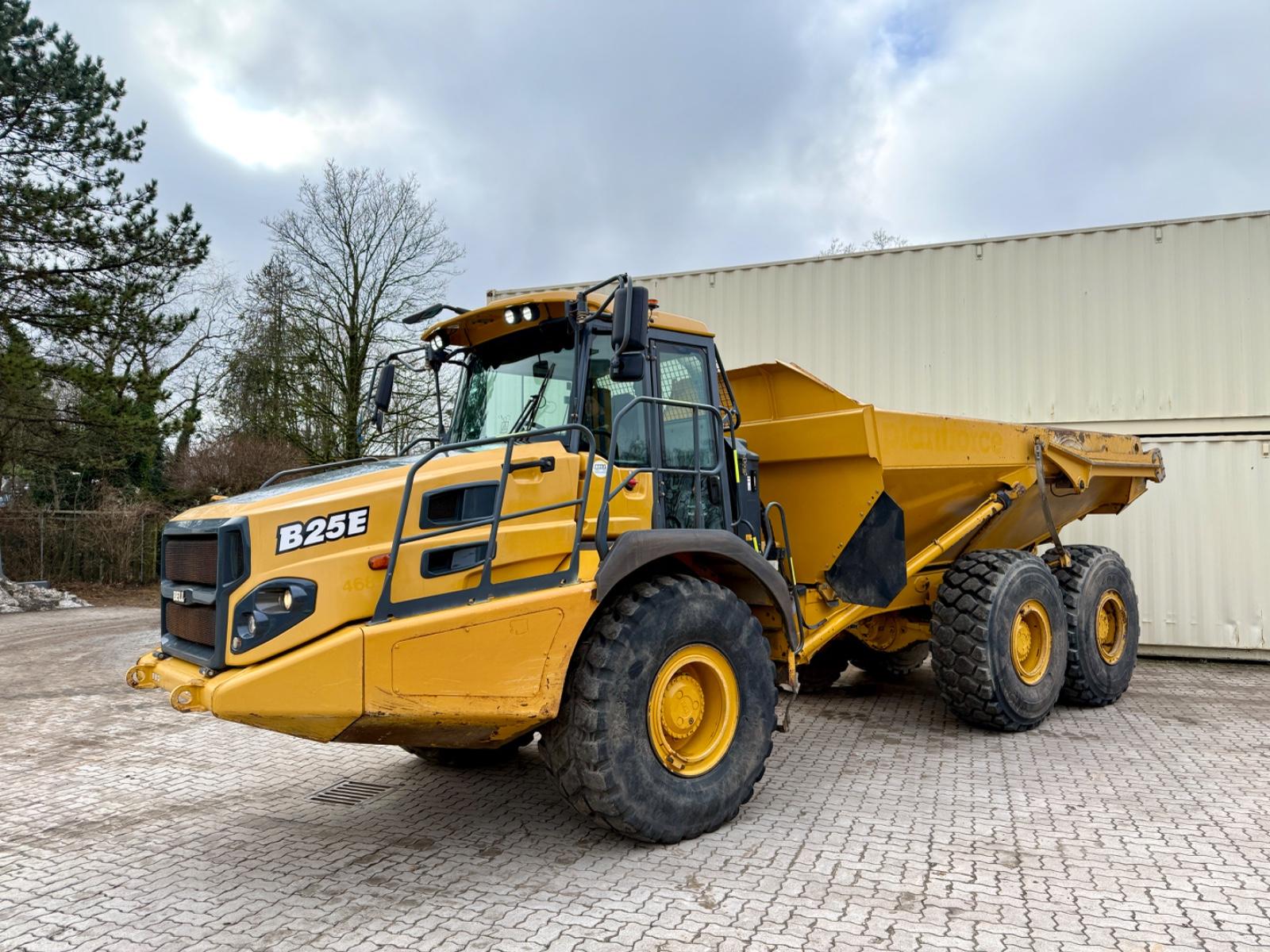 Bell B25E / 2019 BJ / 6.717 H / Heckklappe