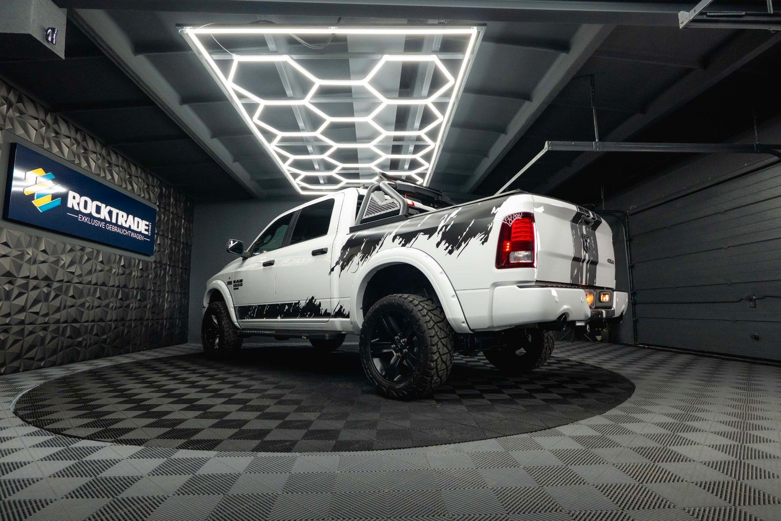 Fahrzeugabbildung Dodge RAM 5.7 V8 HEMI 4x4 OFFROAD Night-Paket *LED*19%