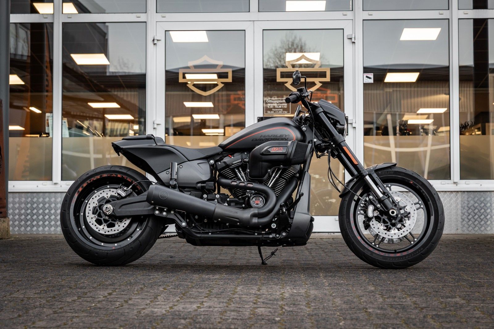 Fahrzeugabbildung Harley-Davidson FXDRS 114 CUI - KESSTECH - SEITLICHER KZH