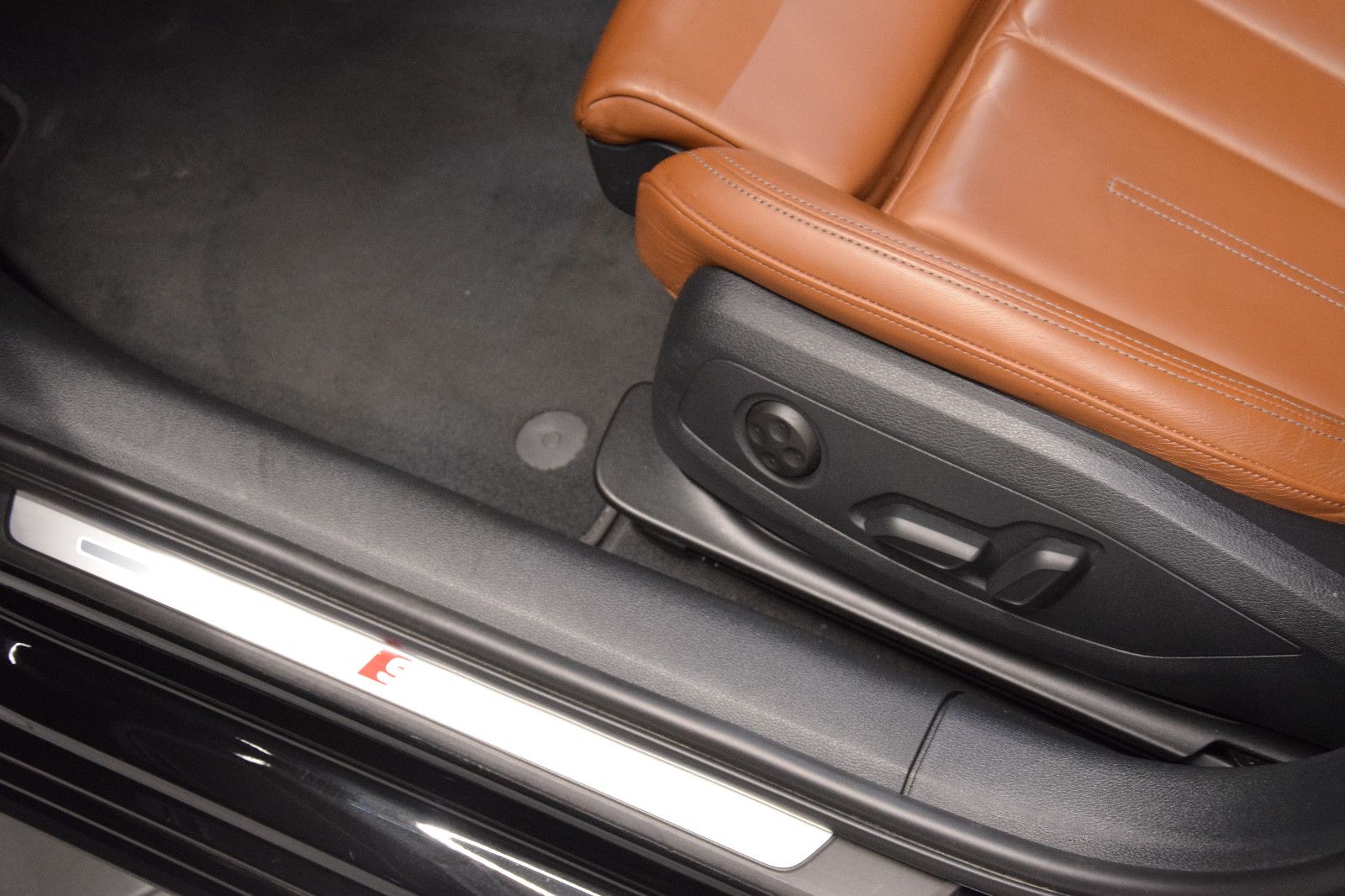 Fahrzeugabbildung Audi A4 Avant 40 TDI S line MATRIX 3-Zonen ACC