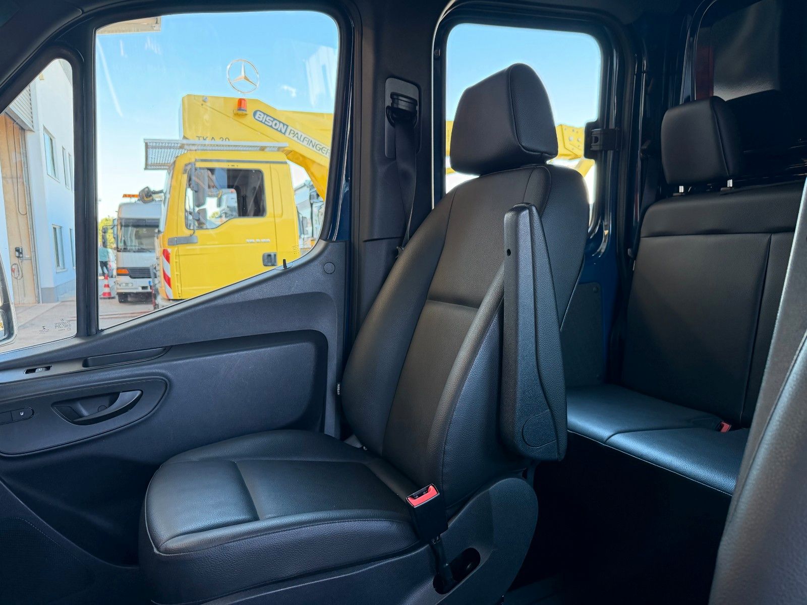 Fahrzeugabbildung Mercedes-Benz Sprinter 215 CDI DoKa Klima AHK