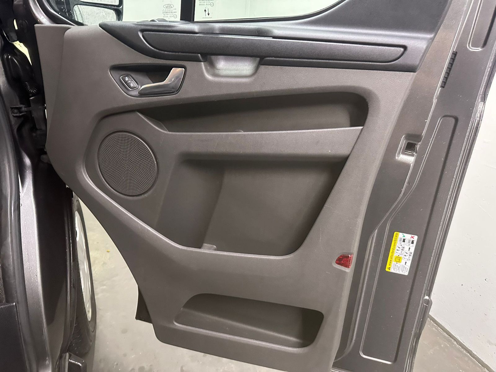 Fahrzeugabbildung Ford Transit Custom 320 L1H1*TREND*8-SITZE*NAVI*SPURH