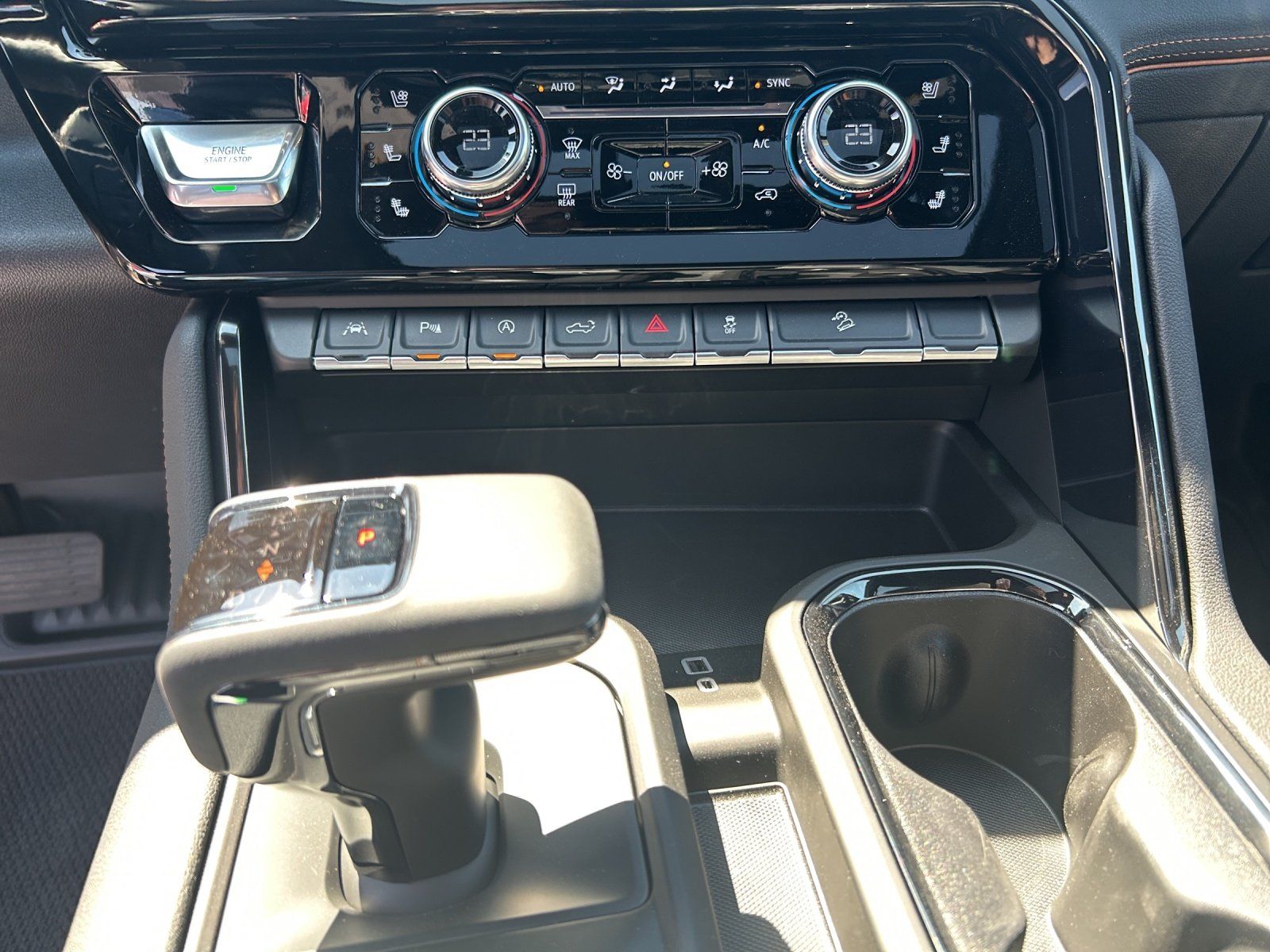 Fahrzeugabbildung GMC Sierra 1500 AT4 Crew Cab Short Bed AHK/LED/SHD/