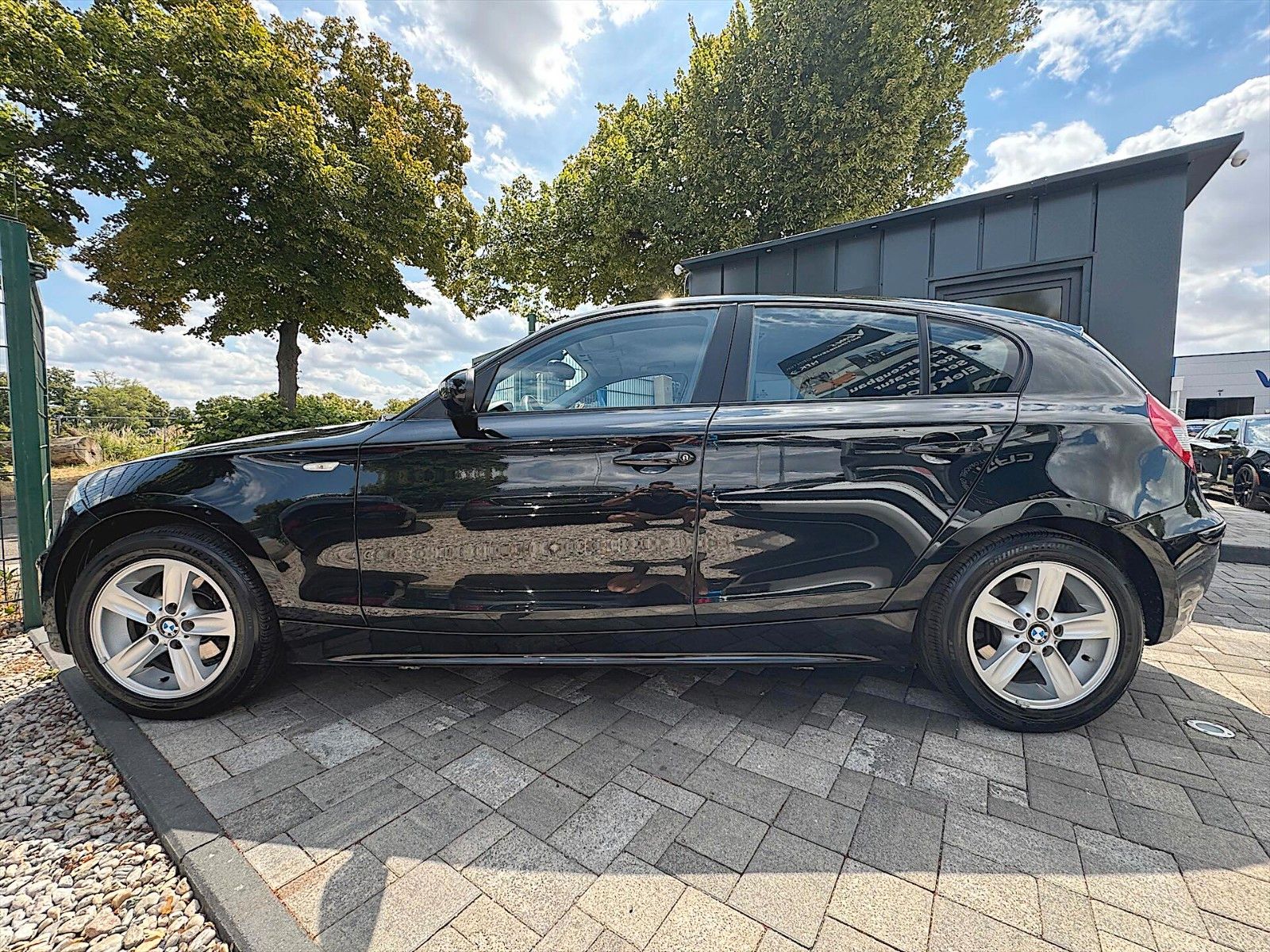 Fahrzeugabbildung BMW 120i Sport *TÜV Neu*Klima*Tempomat*Export Preis*