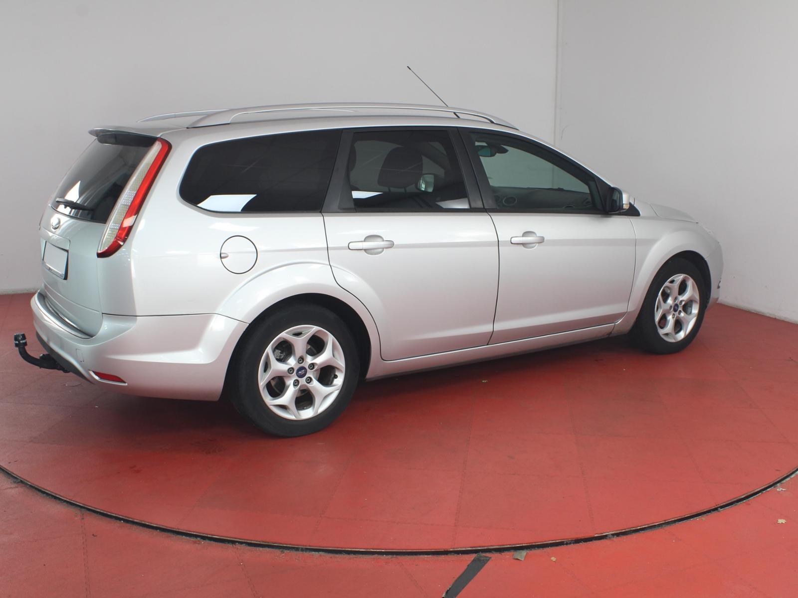 Ford Focus 2010 — photo 36