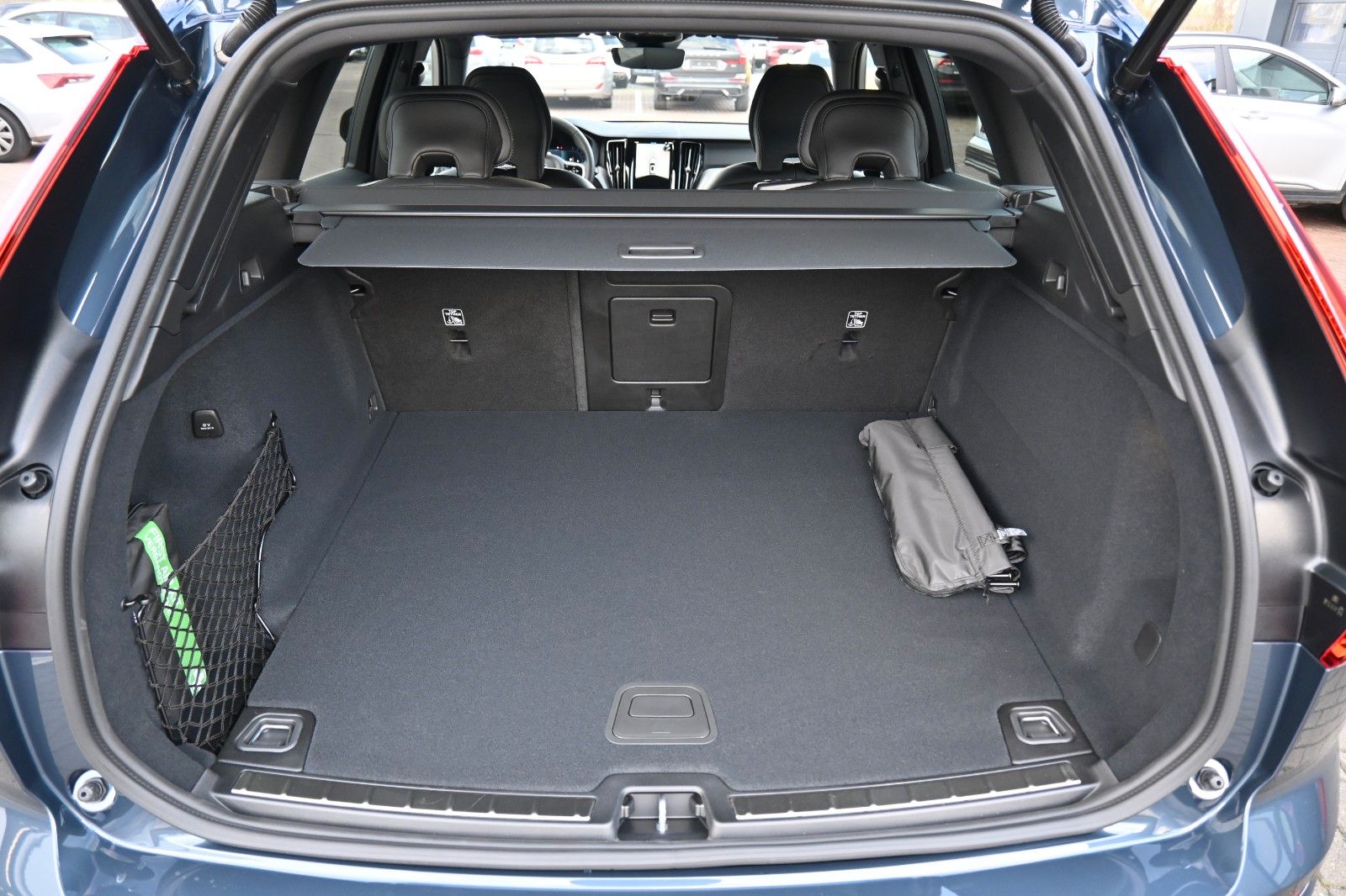 Fahrzeugabbildung Volvo XC60 B5 AWD Plus Dark*FSHZG*360°*H&K*ACC*AHK