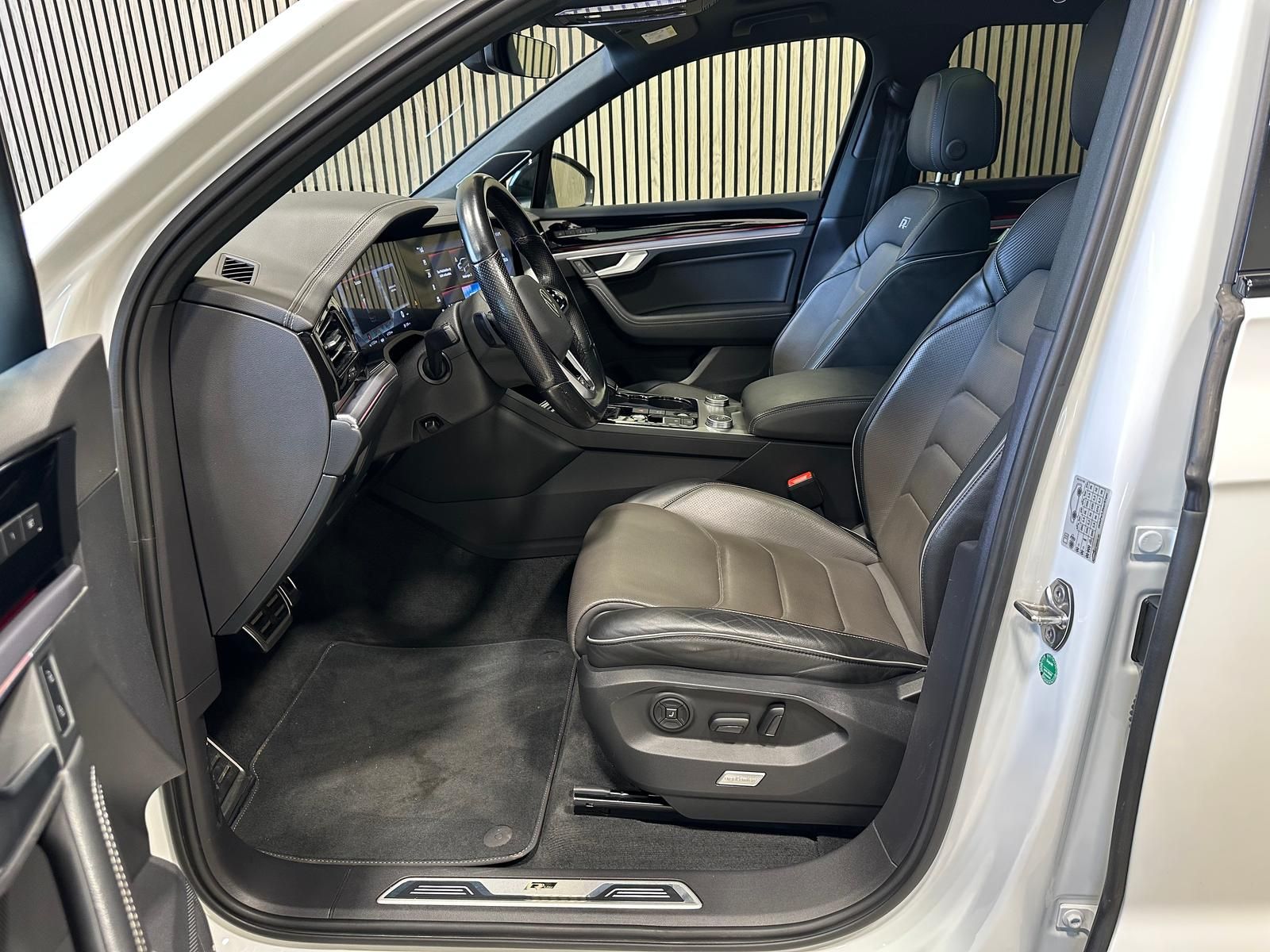 Volkswagen Touareg 3.0 TDI 4M R-LINE AHK Pano 21Z. Luft Dyn foto 5