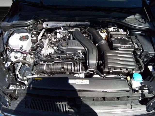 Fahrzeugabbildung Volkswagen Golf VIII EDITION 50 Matrix AHK PANO HUD Kamera