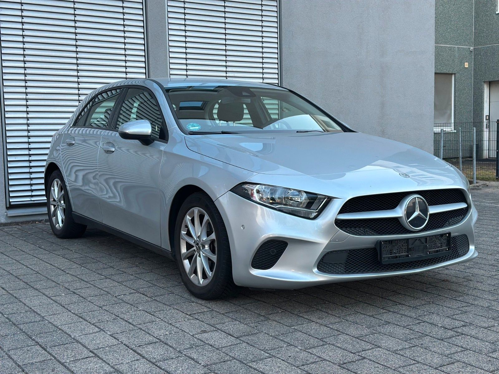 MERCEDES-BENZ A 180 Automatik *Navi/Sitzheizung*WenigKilometer