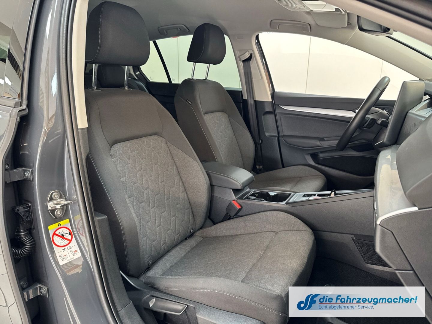 Fahrzeugabbildung Volkswagen Golf VIII 2.0 TDI 110 kW Life Digitales Cockpit