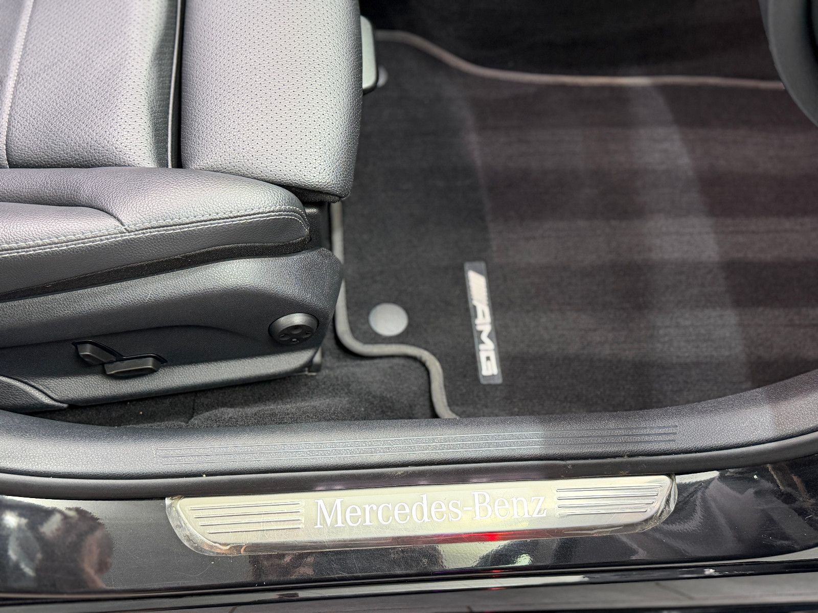 Fahrzeugabbildung Mercedes-Benz C 220d T 4Matic|AMG-LINE|PANORAMA|LED|NAVI|LEDER