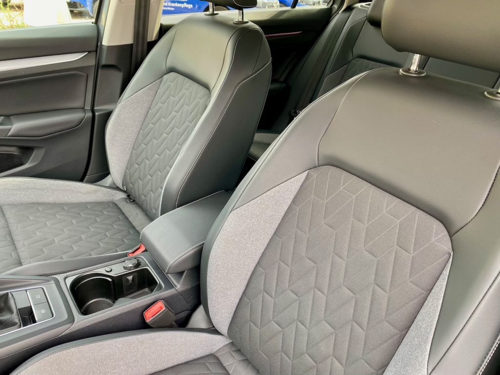 Fahrzeugabbildung Volkswagen Golf Variant 1.5 TSI Life AHK GZJR AAC KAM SHZ