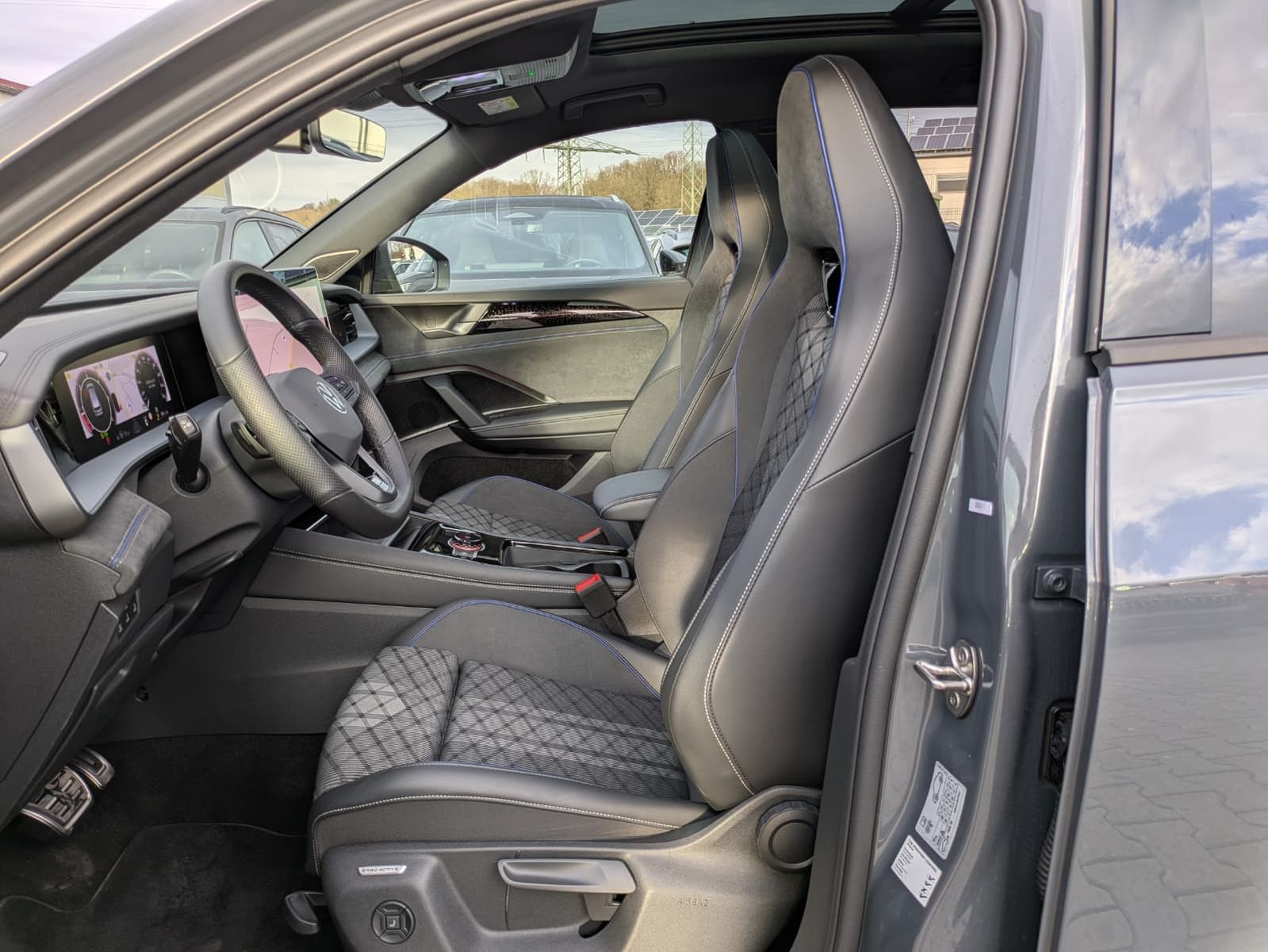 Fahrzeugabbildung Volkswagen Tayron 2.0 TDI 4M R-Line BLACK*7Si*MATRIX*PANO