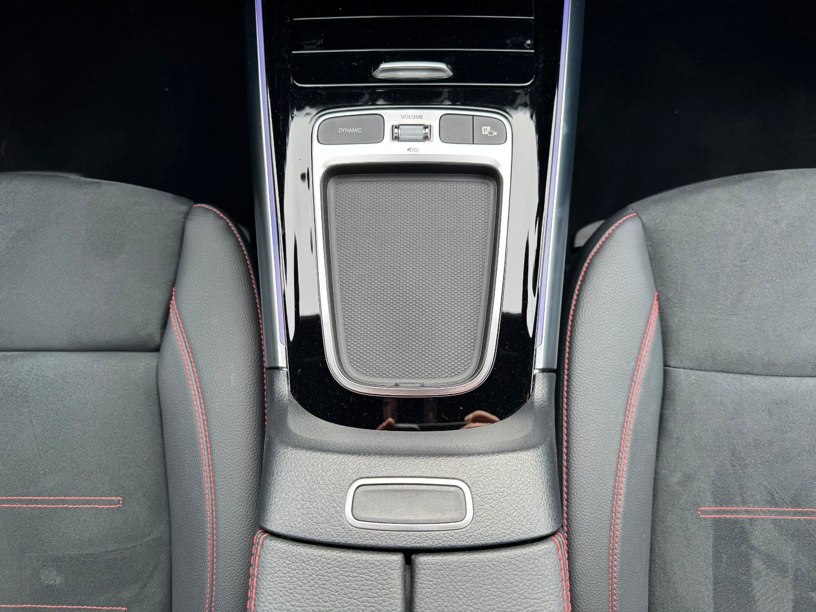 Fahrzeugabbildung Mercedes-Benz GLA 200 AMG+Pano+Distr+Ambiente+Multibeam+