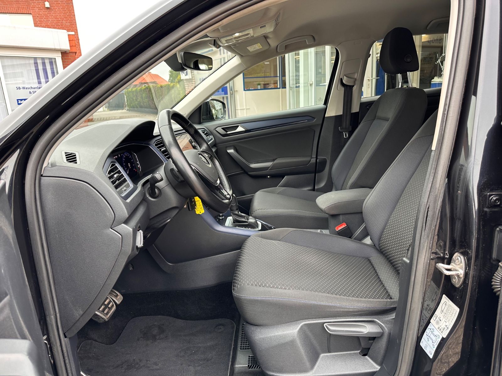 Fahrzeugabbildung Volkswagen T-Roc R Line 2.0 TDI DSG AHK/Beats/Navi/App/19"
