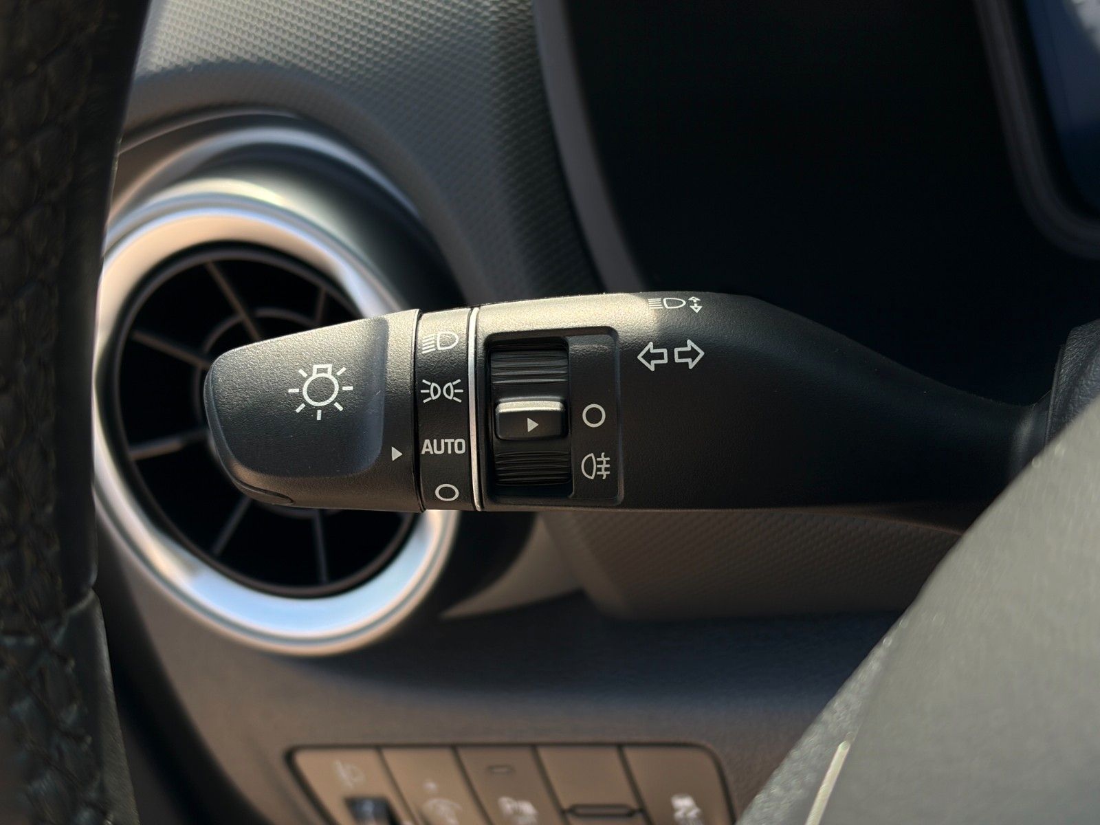 Fahrzeugabbildung Hyundai KONA E Select SHZ LHZ ACC Navi CarPlay PDC LKA