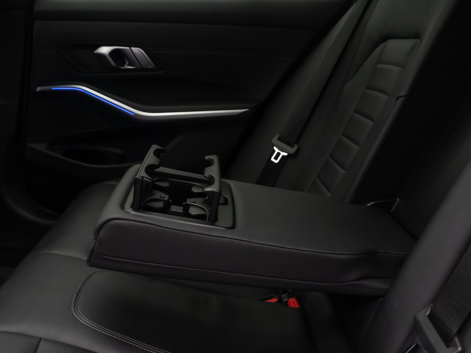 Fahrzeugabbildung BMW 330d xD Luxury Line HUD DAB Kamera AHK Panorama