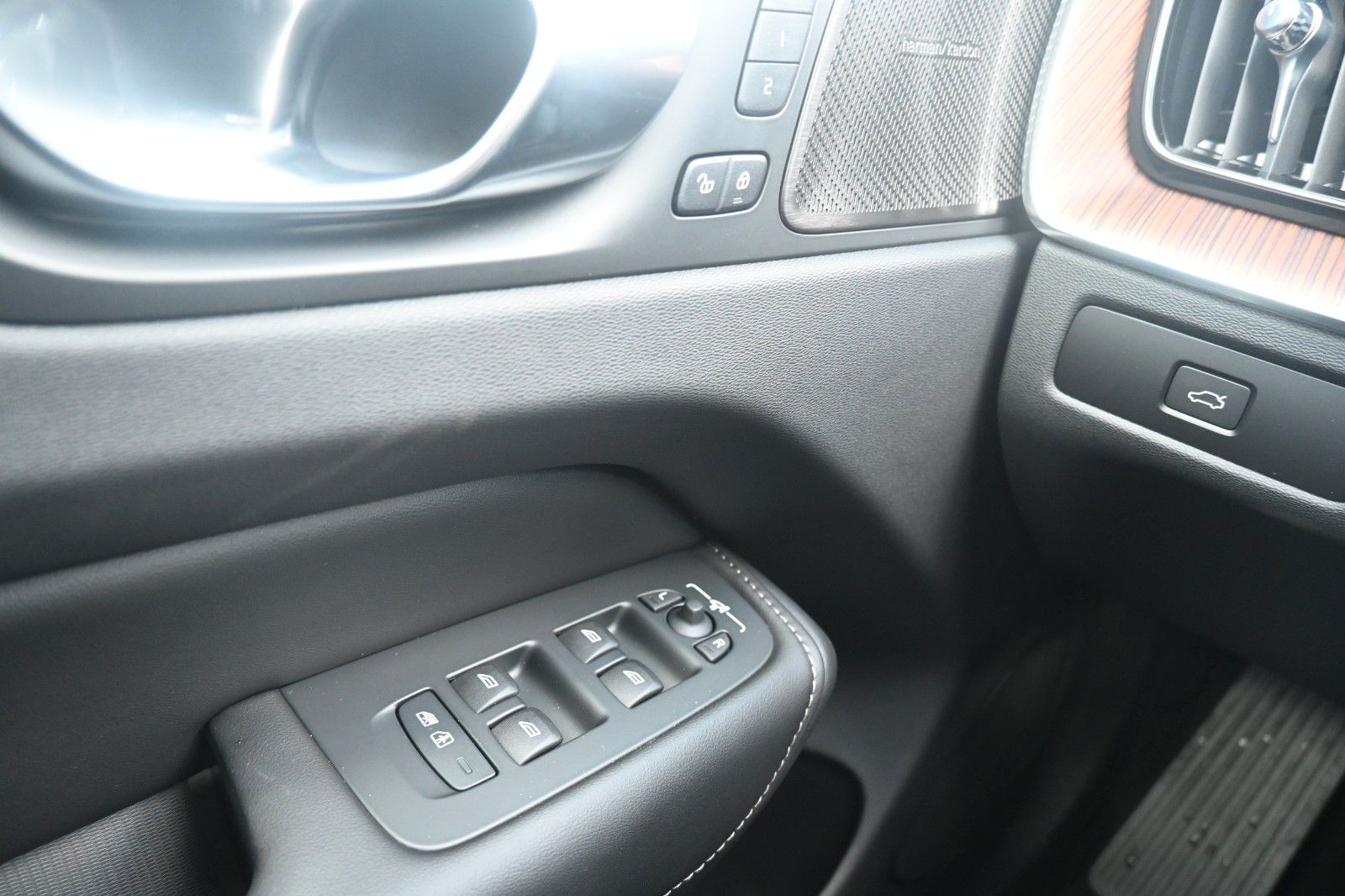 Fahrzeugabbildung Volvo XC60 B4 D AWD Ultimate Dark*STDHZG*360°*LUFT*ACC