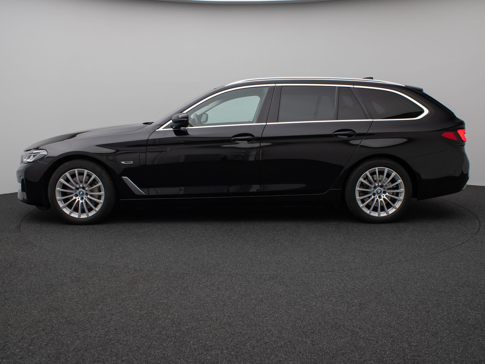 Fahrzeugabbildung BMW 530e Kamera Laser HUD DAB AHK Komfort AlarmLeder