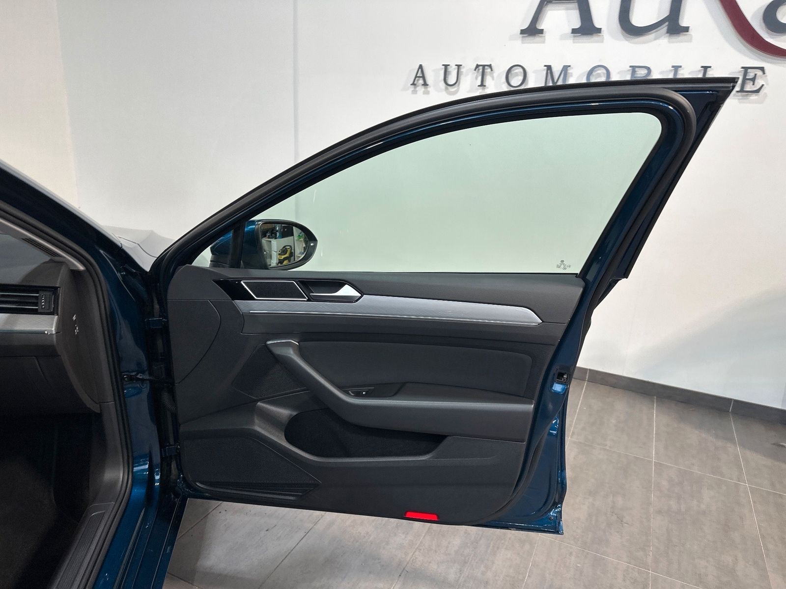 Fahrzeugabbildung Volkswagen Passat Variant 2.0 TDI DSG Business NAV+LED+PANO